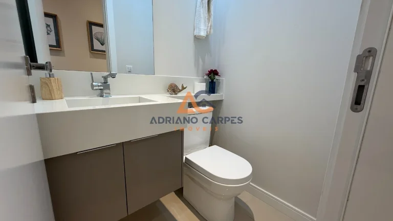 Imagem Seu 3 Quartos MOBILIADO, sendo 01 suíte no Centro de Navegantes perto da Praia e de tudo. Adriano Carpes Imóveis vende.