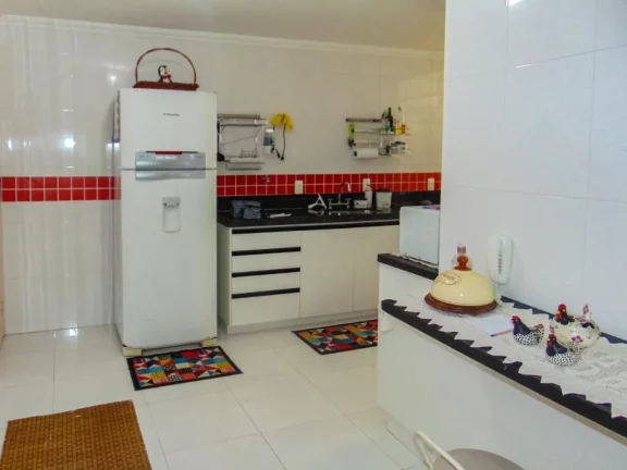 Imagem PRAIA DE PITANGUEIRAS, 100 M² DE ÁREA ÚTIL, VARANDA COM VISTA PARA O MAR, LINDO, TODO REFORMADO, 1 QUADRA DA PRAIA, GARAGEM.
