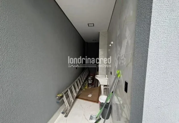 Imagem Sobrado contemporâneo à venda no Condomínio Moradas do Vale, com 220 m² de construção, 3 suítes amplas, piscina privativa,e excelente iluminação natural