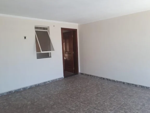 Imagem Casa com 3 dormitórios (1 suite), sala, banheiro social com box blindex e armários, cozinha com AE...
