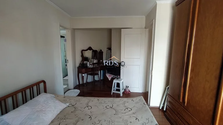 Imagem Vende apartamento de 76m² com 2 dormitórios sendo 1 suíte e com 2 vagas de garagem. Com vista livre.