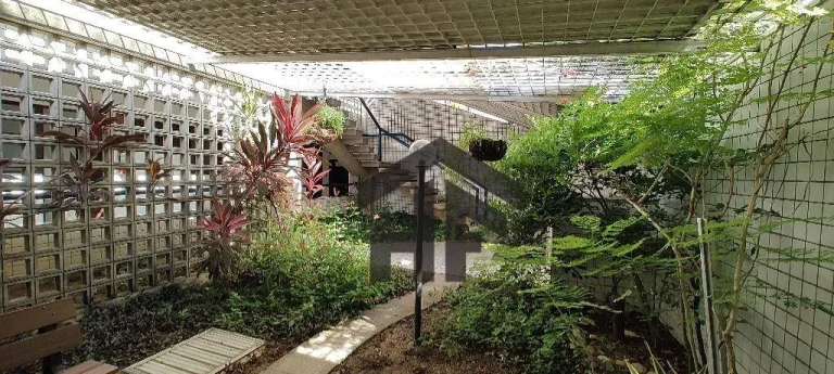 Imagem Casa Comercial para alugar ou vender, com 9 salas, localizada em Casa Forte, Recife - Pernambuco