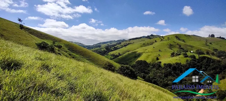 Imagem Invista em Tranquilidade: Terreno com Cachoeira e Vista Incrível!
