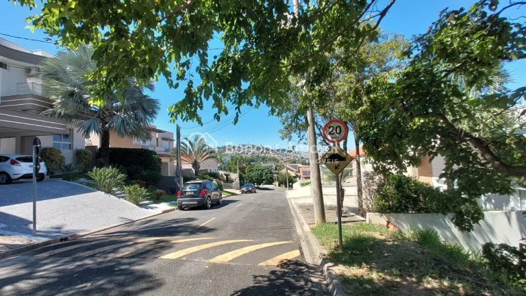 Imagem Este terreno, de 300 m², está localizado na parte mais baixa do condomínio e conta com uma topogr...