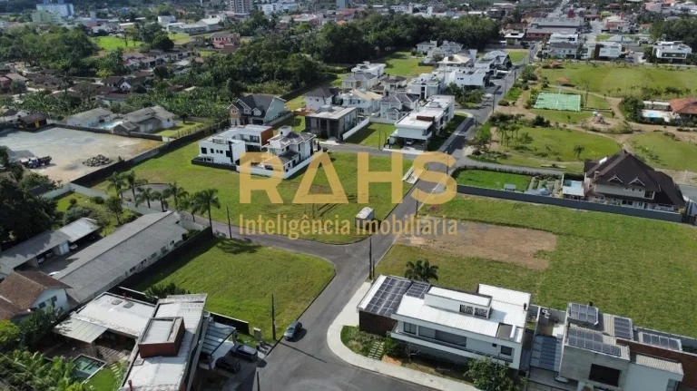 Terreno de esquina em condomínio fechado de Pirabeiraba Possui área total de 469,78 e condomínio ...