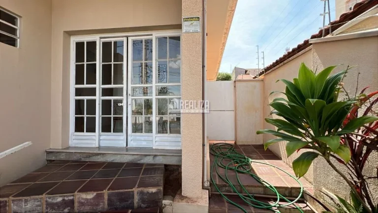 Imagem Casa à venda no bairro Vila Olímpica, Uberaba - 3 dormitórios, suíte, sacada e quintal!