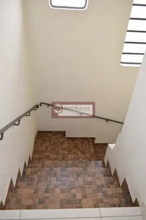 Imagem Sobrado no Jardim Umuarama com 4 quartos, sendo 2 suítes, sala de estar, lavabo, sala de jantar, cozinha e ampla copa. Piso em porcelanato, tanto no térreo como no andar superior. Armários nos quartos e cozinha. Home office/edícula completa, lavanderia, e