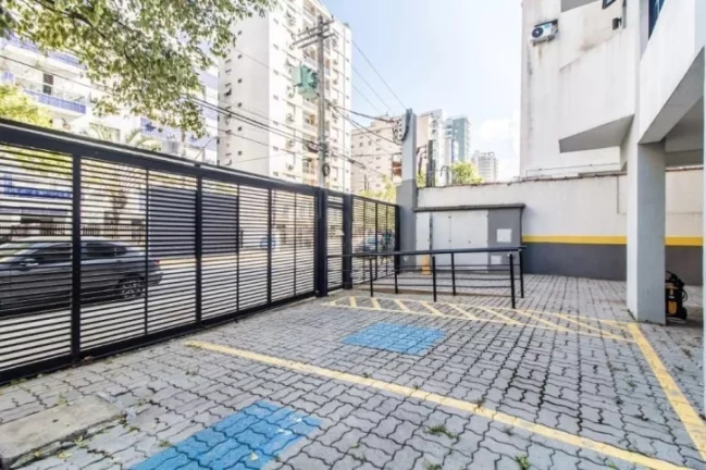 Imagem Vendo ou alugo apenas o prédio todo, são 1581 metros de área construída, dividido em 7 andares com 2 salas por andar. Cada laje tem em torno de 185m²
