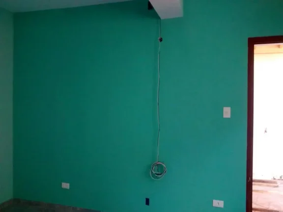 Imagem A casa tem uma garagem para dois carros, sendo um portão automático e o outro comum. Tem sala, coz...