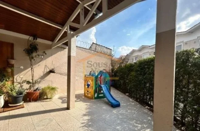 Imagem Casa em condomínio com 90 m². Possui 3 dormitórios, sendo 1 suíte, 3 banheiros, sendo 2 lavabos,...