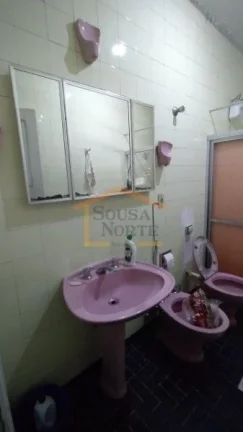 Imagem Casa antiga 2 dormitórios, 1 banheiro, 
1 vaga de garagem e cômodos amplos. Imóvel precisa de ref...
