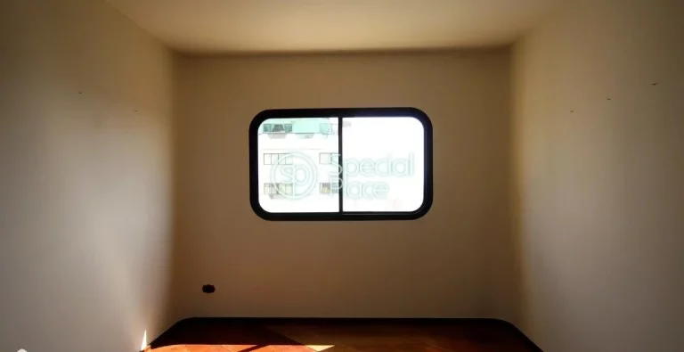 Imagem Amplo apartamento à venda com 4 quartos, sendo 2 suítes, e 4 banheiros no total. Este apartamento ...