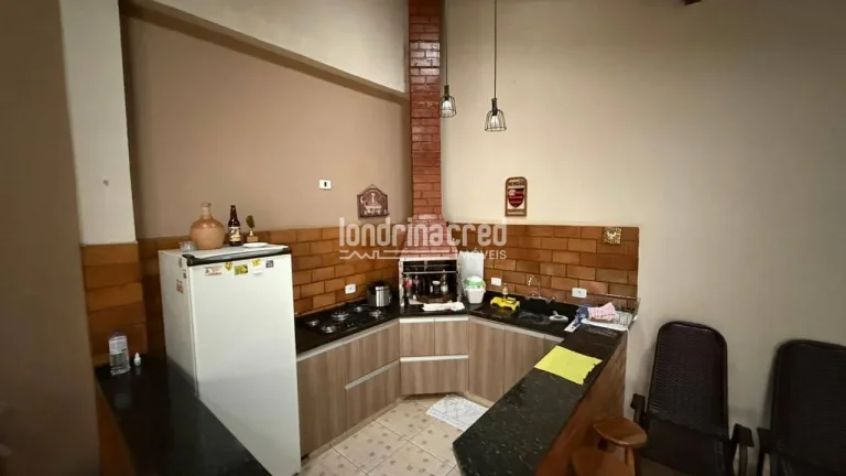 Imagem Casa à venda na Zona Norte de Londrina com 3 dormitórios, suíte, área gourmet, churrasqueira, ótima localização e 170m² construídos no bairro Sebastião ZN