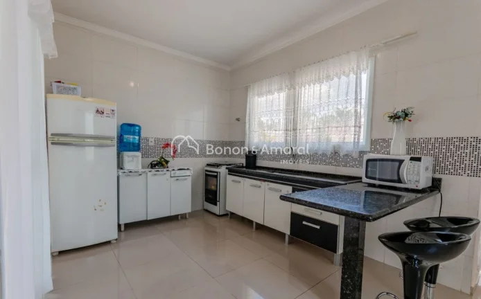 Imagem Linda casa em condomínio fechado em Valinhos, em ótima localização, próximo à saída para Rodo...