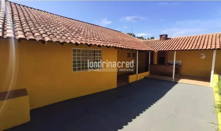 Imagem Linda casa no Jardim Lindóia com 112m², 2 quartos (1 suíte), sala em 2 ambientes, churrasqueira, garagem e ampla área gramada nos fundos
