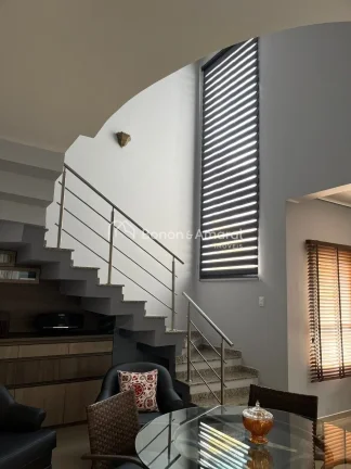 Imagem Sala com dois ambientes: jantar (com armários) e estar (com lareira a gás).
Sala de TV (com armár...