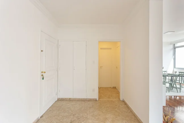 Imagem Apartamento 285M² Reformado, 4Q, 1 Suíte, Sala para 2 Ambientes, 2 Banheiros, 1 Vaga, Banheira, Piscina, Split.
