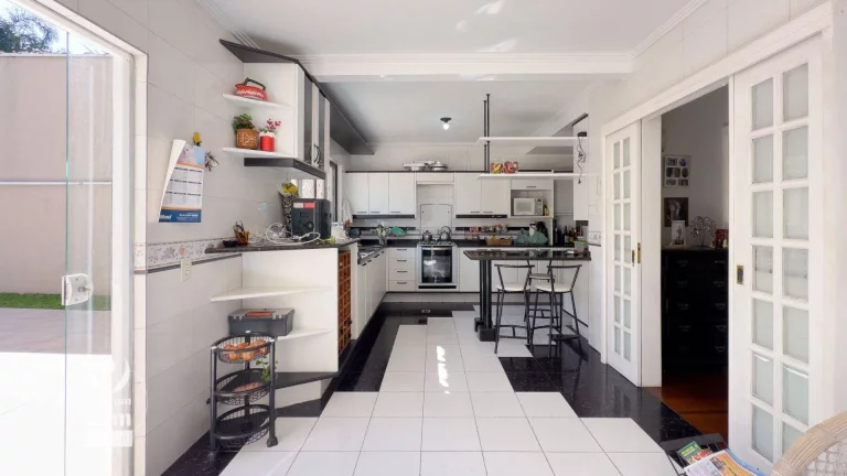 Imagem Sobrado com 4 Quartos, 1 Suíte, área Gourmet, ACEITA IMÓVEL DE MENOR VALOR, à venda, 265 m² por R$ 1.100.000 - Guabirotuba - Curitiba/PR