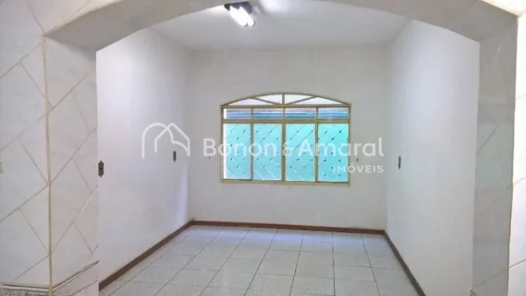 Imagem Sobrado espaçoso com 3 dormitórios, sendo 1 suíte com hidromassagem e closet, além de 2 dormitó...