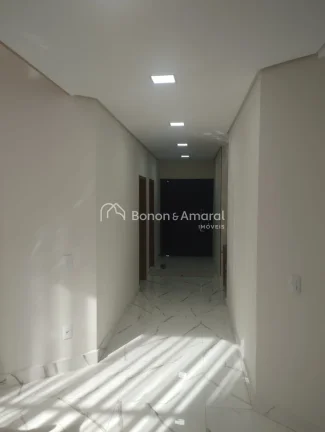 Imagem Com um projeto que une elegância e funcionalidade, esta residência oferece 240m² de área constru...