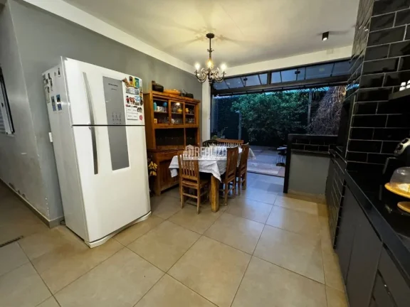 Imagem Casa de 3 dormitórios com suíte e varanda gourmet no Condomínio Vanice Andrade, no bairro Vila Arquelau em Uberaba