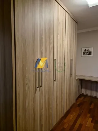 Imagem Sobrado à Venda com 300m², 3 dormitórios, 1 suíte, 2 salas e 7 vagas!!!