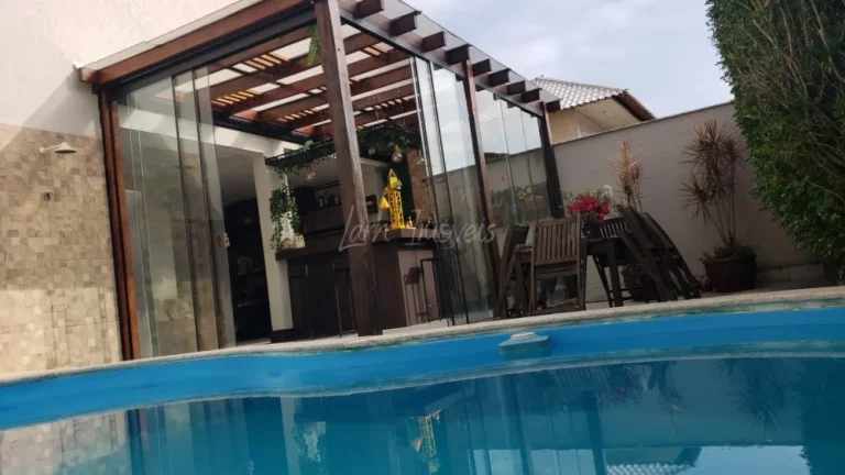 Imagem Residência Colonial de Luxo com Piscina e Espaço para Jogos Imagem Residência Colonial de Luxo com Piscina e Espaço para Jogos
