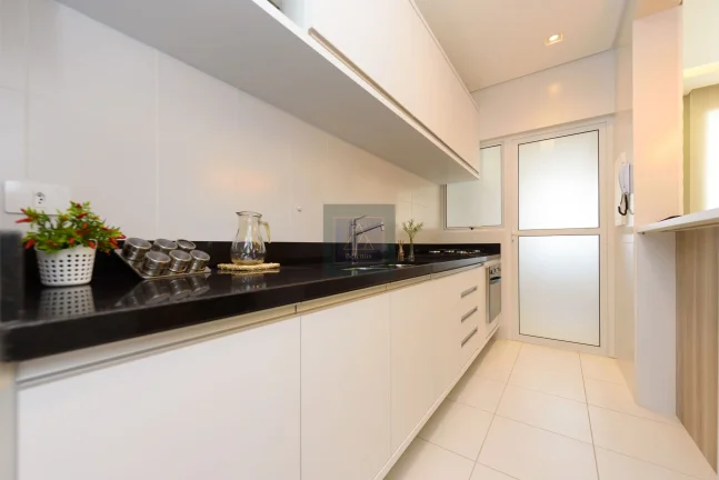 Imagem Apartamento à venda nas Mercês – 3 quartos, suíte e sacada com churrasqueira