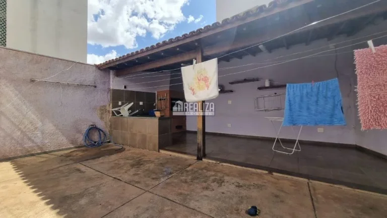 Imagem Casa com 6 Dormitórios no Bairro Fabrício - em Uberaba