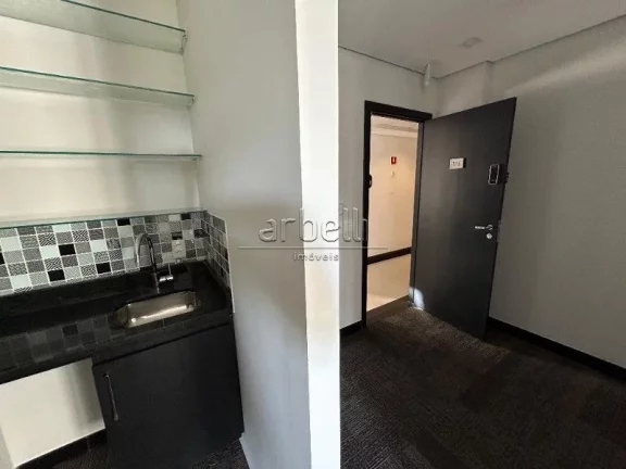 Imagem Sala comercial com 37M², piso elevado,1 banheiro, mini copa, varanda, fechadura eletrônica e 1 vag...