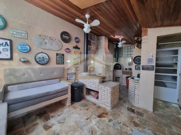 Imagem Bela área Gourmet 3 quartos sendo um suíte, forno de pizza, fogão e churrasqueira, 2 vagas