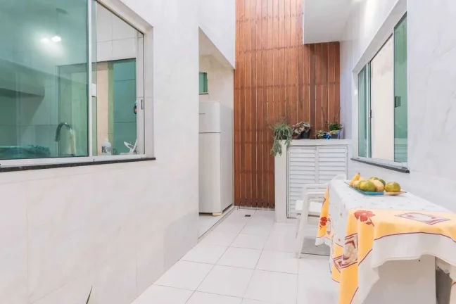 Imagem Casa com 3 suítes e 2 vagas de garagem no Centro de Balneário Camboriú.
