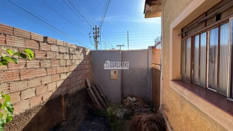Imagem Casa padrão à venda no Fabrício, Uberaba - 4 dormitórios, 2 banheiros, garagem coberta