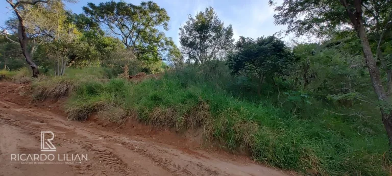 Imagem "Oportunidade única! Terreno em declive com vista deslumbrante e infraestrutura completa em condomínio de chácaras com portaria 24 horas"