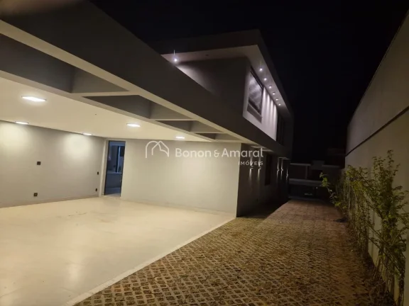 Imagem A casa no Residencial Jatibela oferece um design sofisticado e espaços amplos. No andar superior, e...
