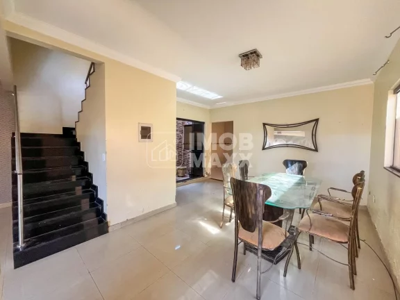 Imagem Descubra o conforto e a praticidade de viver em uma casa espaçosa à venda em Samambaia Sul, com 279m² de área útil. Este imóvel conta com 3 dormitórios, sendo 1 suíte, além de 3 banheiros, proporci