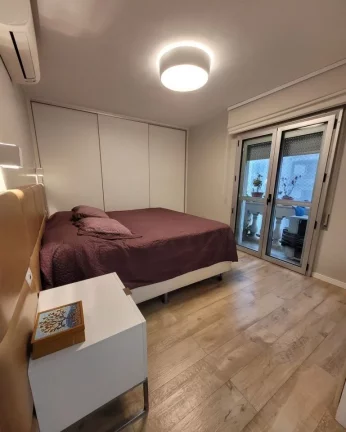 Imagem Apartamento reformado, com living para 02 ambientes, piso laminado , banheiro social, 03 dormitório...