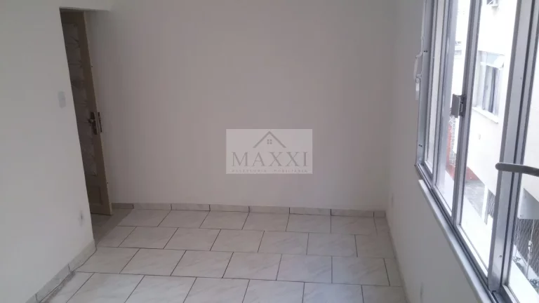 Imagem Casa Triplex para Locação no Conjunto Residencial Henriqueta – 2 Quartos e Garagem
