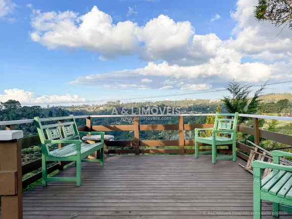 Imagem Casa à Venda em Campos do Jordão | 5 Dorms., Lareira e Deck Panorâmico