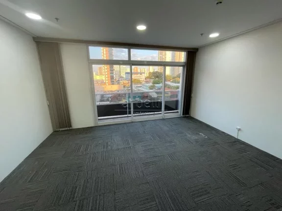 Imagem Apresentamos esta sala comercial de 33 metros quadrados, 1 banheiro e 1 copa, além de 1 vaga de gar...