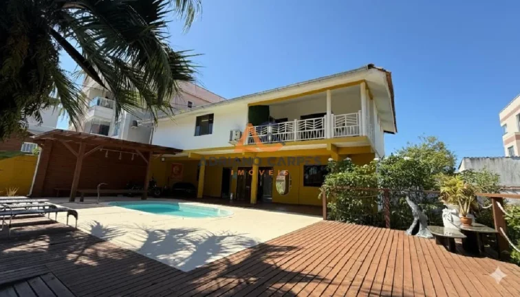 Imagem Ampla casa com 04 quartos sendo 02 suítes e área de lazer em Gravatá, Navegantes. Adriano Carpes Imóveis Vende