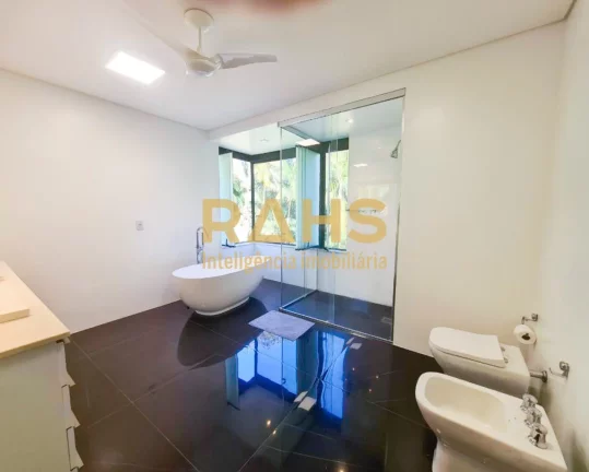 Imagem Casa em Condominio Alto Padrão Projetada pelo Arquiteto Mauricio Ribeiro Em local alto do condomín...