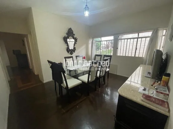 Imagem Casa na região central de Londrina, ideal para moradia, comércio ou investimento, com 390m² de terreno, 280m² construídos, 3 quartos, suíte e 2 vagas.