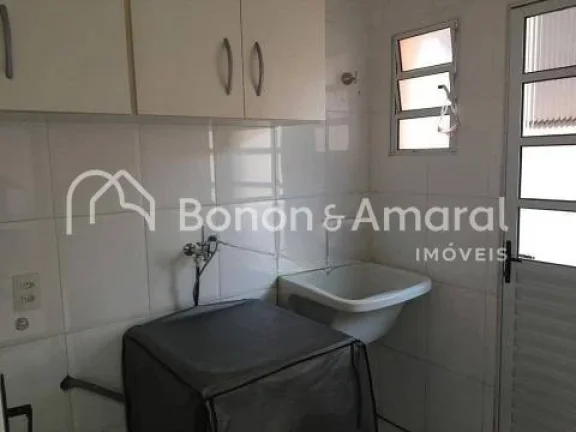 Imagem .Casa conta com sala de estar; sala de jantar com cozinha integrada; despensa; área de serviço; um...