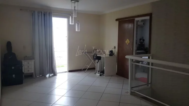 Imagem Residência Colonial de Luxo com Piscina e Espaço para Jogos Imagem Residência Colonial de Luxo com Piscina e Espaço para Jogos