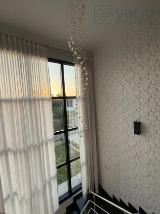 Imagem Casa em Condomínio à Venda em Localização Privilegiada: 3 Quartos, 1 Suíte, 3 Salas, 3 Banheiros, 4 Vagas de Garagem - 205,00 m².