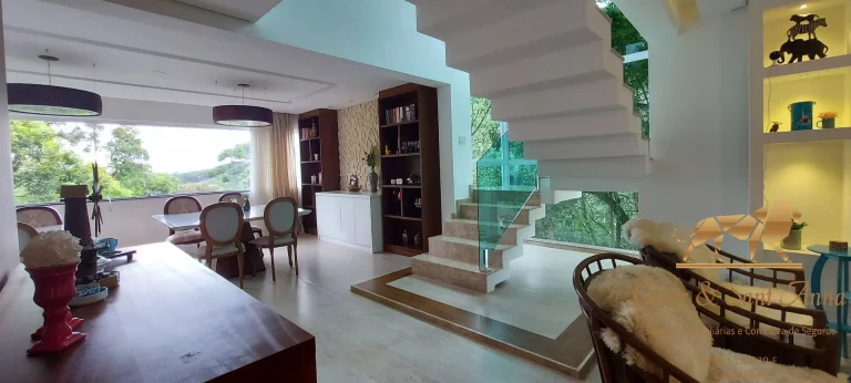 Imagem Casa com 03 suítes e 450m² no Alto da Boa Vista em Campos do Jordão.