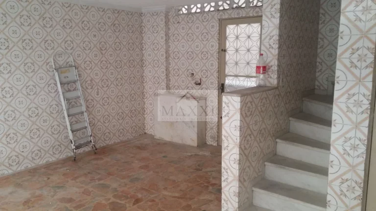 Imagem Casa Triplex para Locação no Conjunto Residencial Henriqueta – 2 Quartos e Garagem
