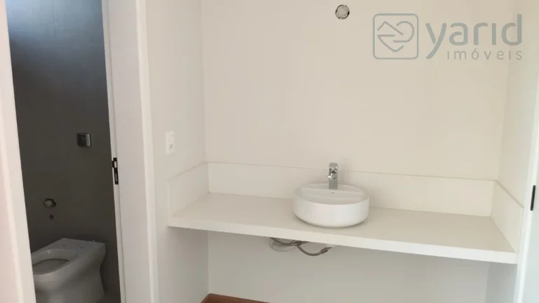 Imagem Casa de luxo em condomínio à venda em localização privilegiada: 4 quartos, 4 suítes, 3 salas, 5 banheiros, 2 vagas de garagem.