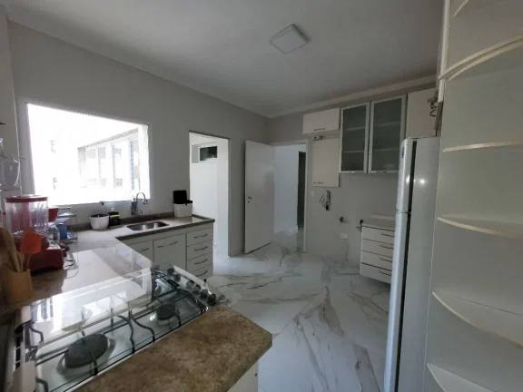 Imagem PITANGUEIRAS - UMA QUADRA PRAIA COM VISTINHA PARA O MAR, EXCELENTE APARTAMENTO TOTALMENTE REFORMADO, 108 M² ÚTEIS, GARAGEM NO PRÉDIO.